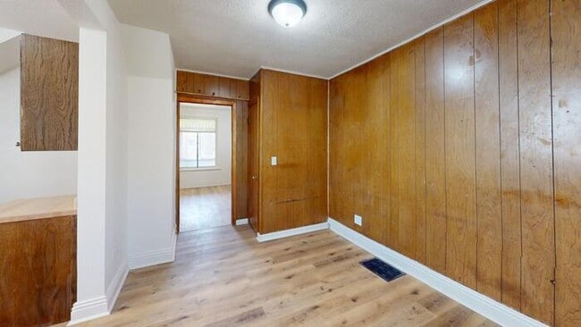 Building Photo - 106 4th St NE