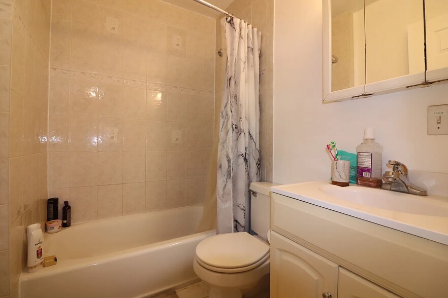 Building Photo - 214 Freeman St