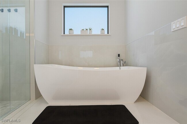 Building Photo - 2330 4th Ave SE