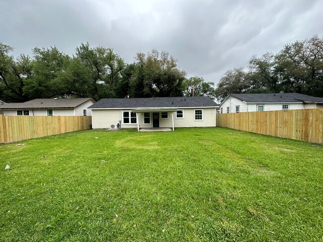 Primary Photo - 2218 Rose St