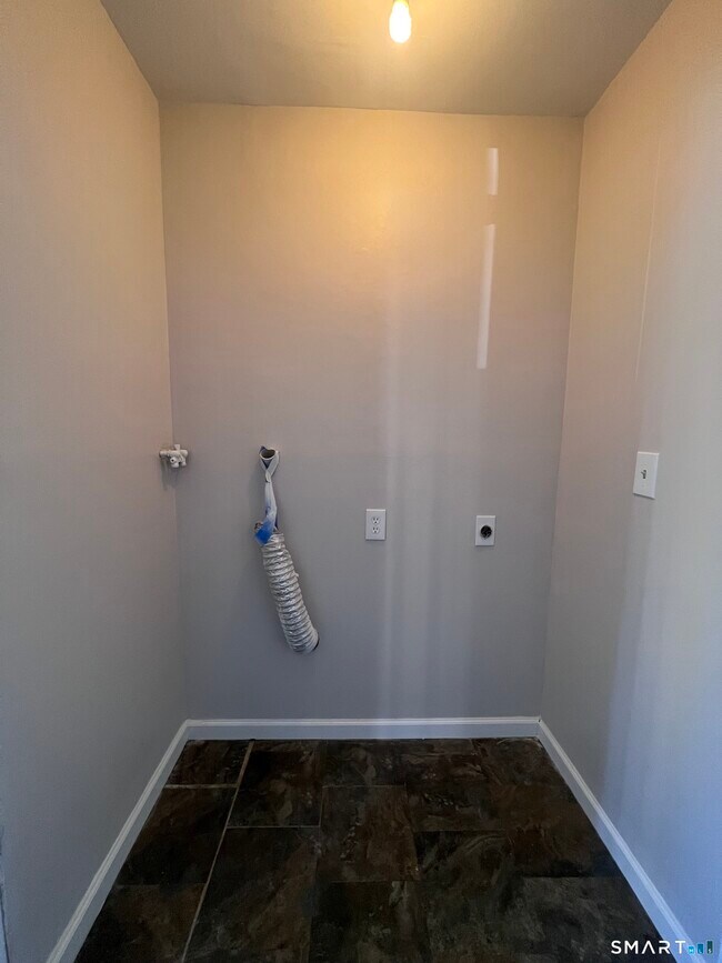 Building Photo - 93 Shell St