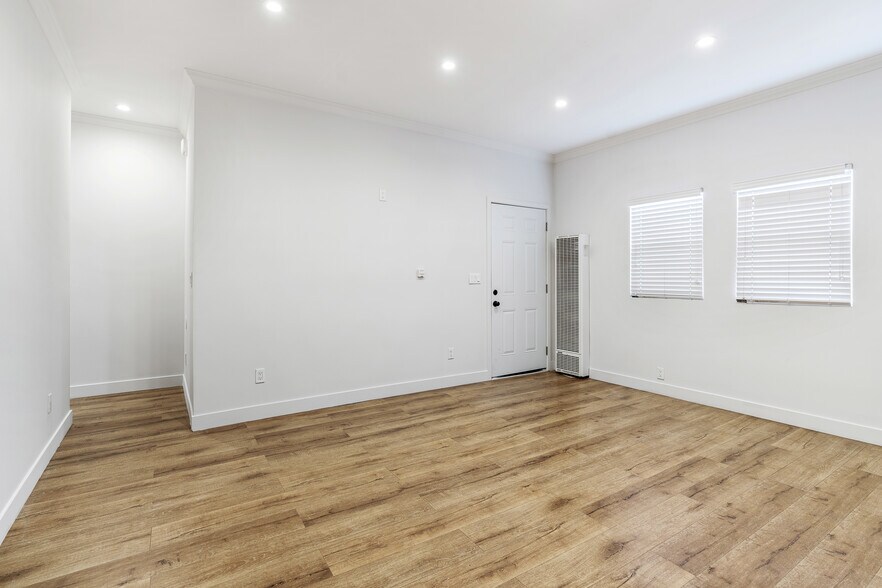 Building Photo - 4106 Oakwood Ave