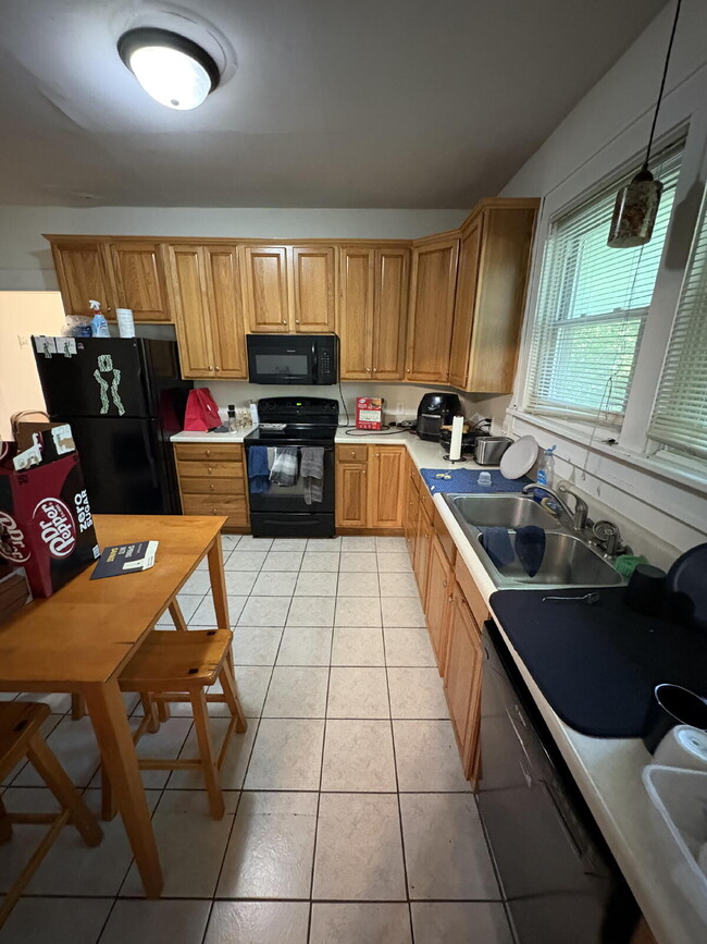 Building Photo - 4 Bed House Available!