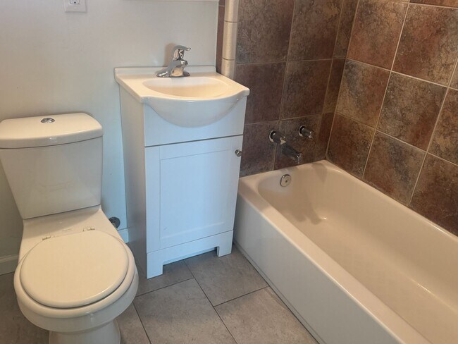 Building Photo - R8700A