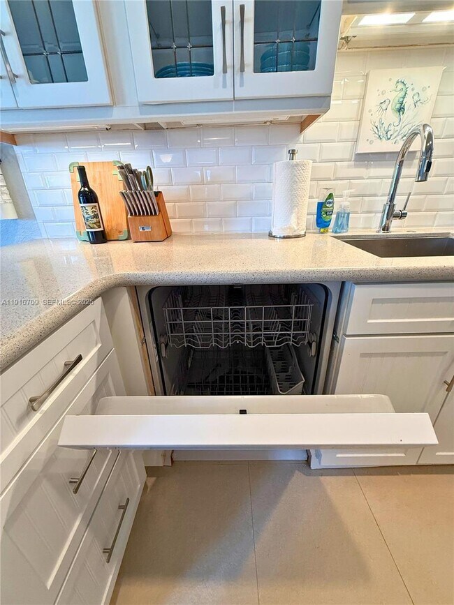 Building Photo - 1705 N Riverside Dr