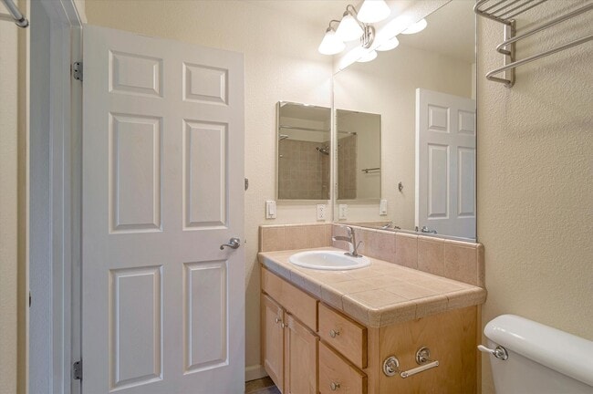 Building Photo - 581 Bridgeport Terrace