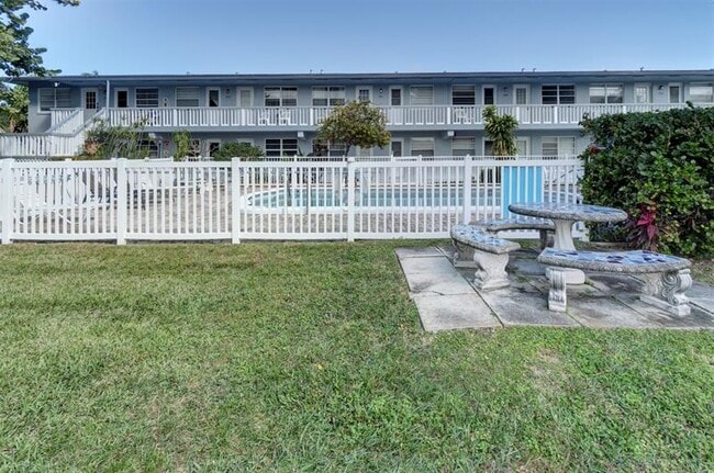Building Photo - 751 Pine Dr