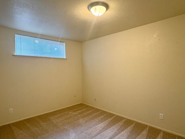 Building Photo - Silverdale - Chico Way neighborhood 3 bedroom duplex now available