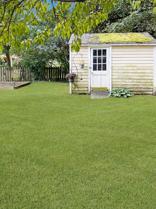 Building Photo - Majestic single-family home!!!