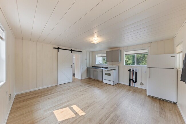 Building Photo - Charming 1 bedroom Cottage
