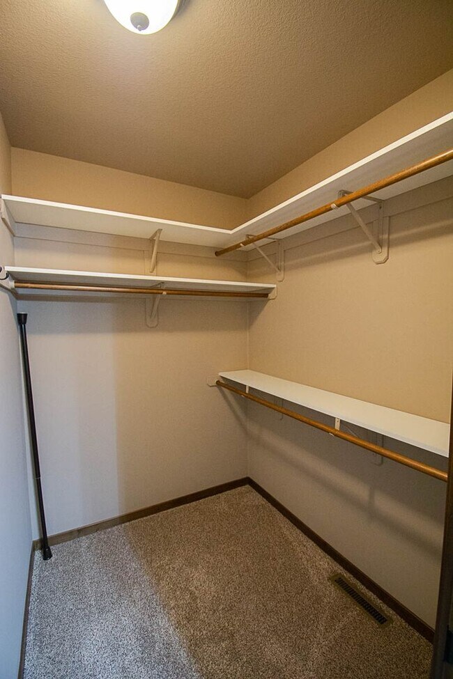 Building Photo - Move-In Ready NW Rochester Home with Finished Lower Level