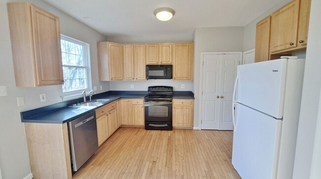 Building Photo - 3 Bed / 2-1/2 Bath Single Family Home w/1-Car garage