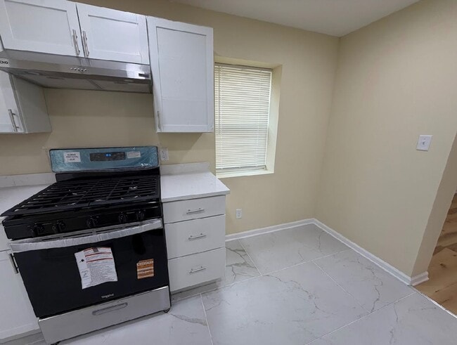 Building Photo - Stylish Renovated Home ! Move in Specials!