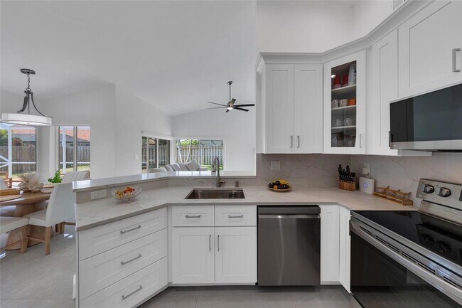 Building Photo - 9585 Carousel Cir S