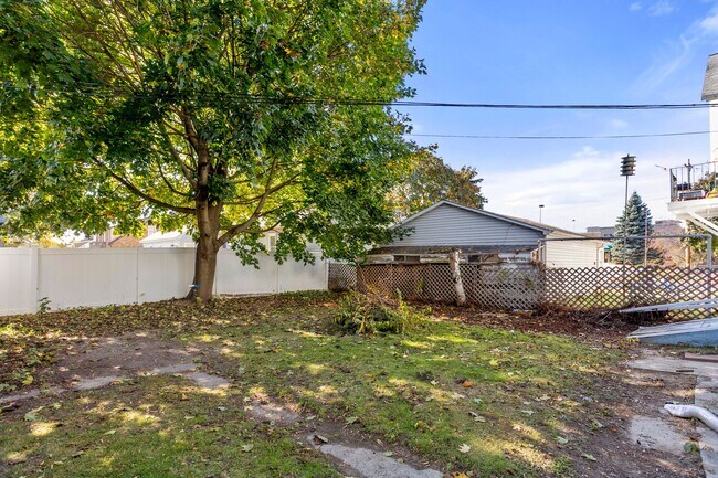 Building Photo - 2111 Madison St