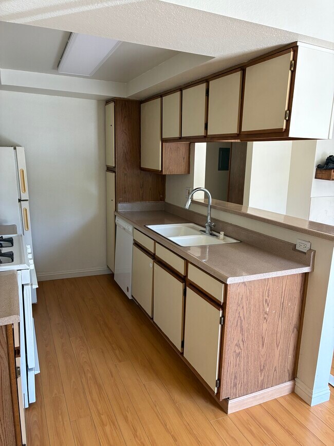 Kitchen - 10978 Bluffside Dr