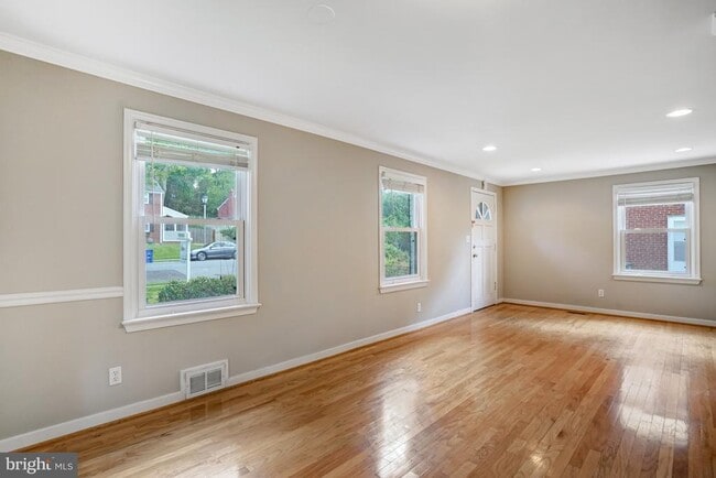 Building Photo - 1424 N Longfellow St