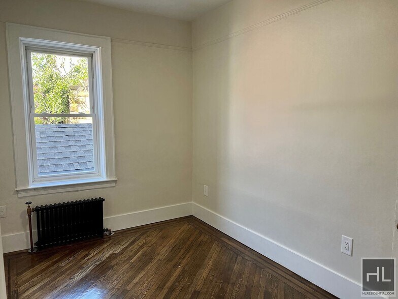 Building Photo - 4BR 1BA Floor Through Classic 7 w/ Parking...