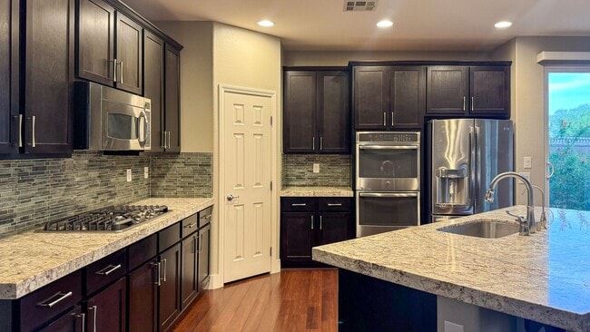 Building Photo - 4-bed, 2.5 bath, 2,498 sq ft home in Mount...