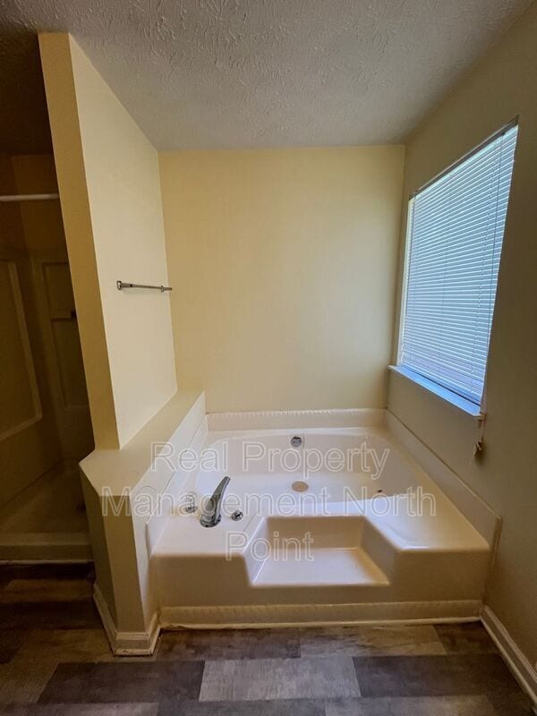 Building Photo - 3004 Kenville Ln