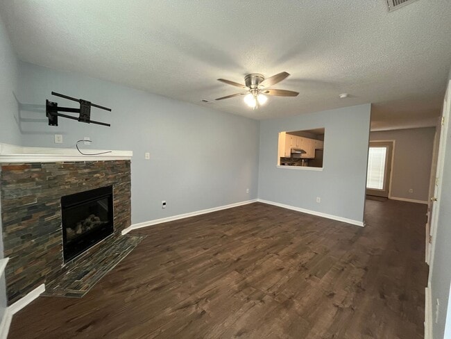 Building Photo - Adorable!