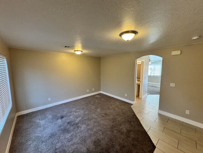 Building Photo - Desert Hills Townhome