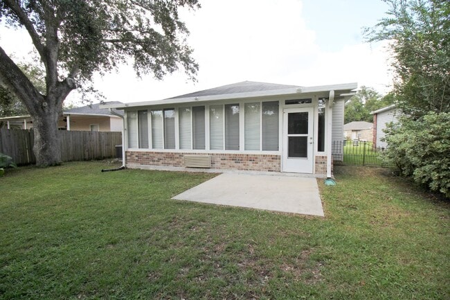 Building Photo - Spacious 3BR with Sunroom & Eat-In Kitchen – Holsberry Estates
