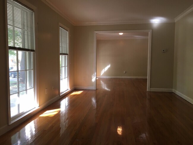Building Photo - Dont miss out on this spacious East Memphi...