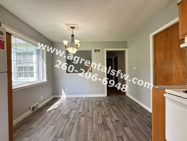 Building Photo - 3 Bedroom House