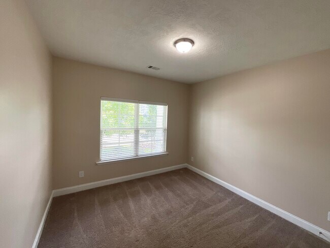 Building Photo - 5798 Whispering Pnes Wy