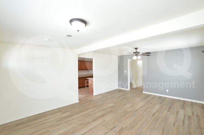 Building Photo - 3225 E Earll Dr