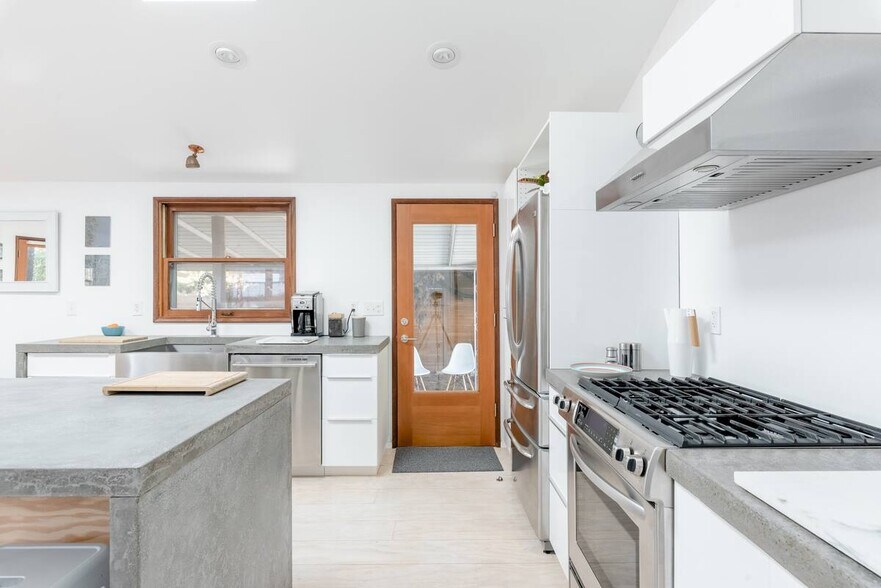 Building Photo - 4633 N Gantenbein Ave