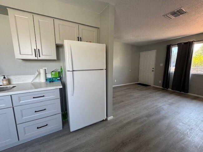 Building Photo - 2BR Remodeled and Updated, Large cement pa...