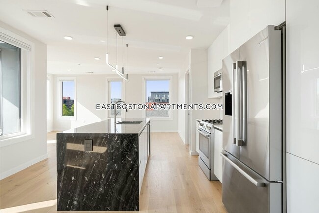 Building Photo - 194 Sumner St