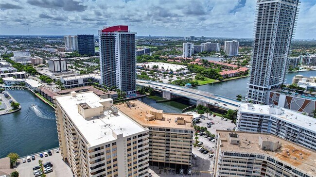 Building Photo - 1817 S Ocean Dr