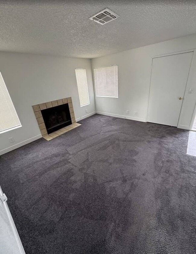 Building Photo - Beautifully Remodeled Upstairs Unit with Modern Upgrades!