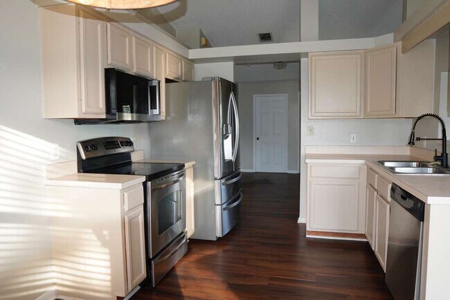 Building Photo - 3175 Victoria Dr