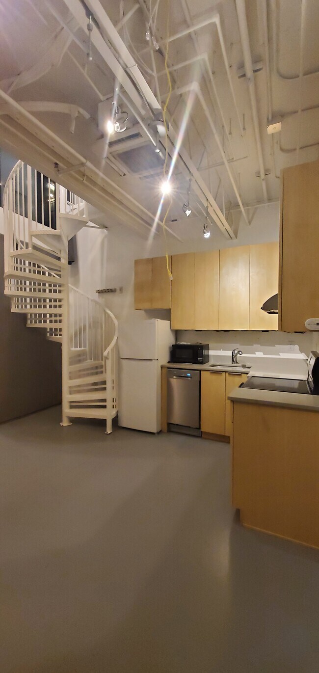 Building Photo - 360 W Broadway