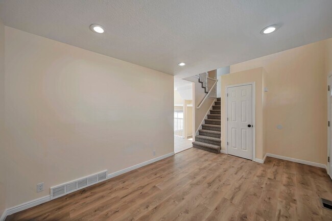 Building Photo - 2255 Red Robin Rd