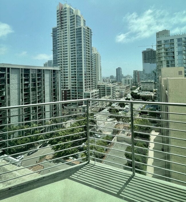 Building Photo - Beautiful Large 2 Bdrm, 2 Ba Condo in Cort...