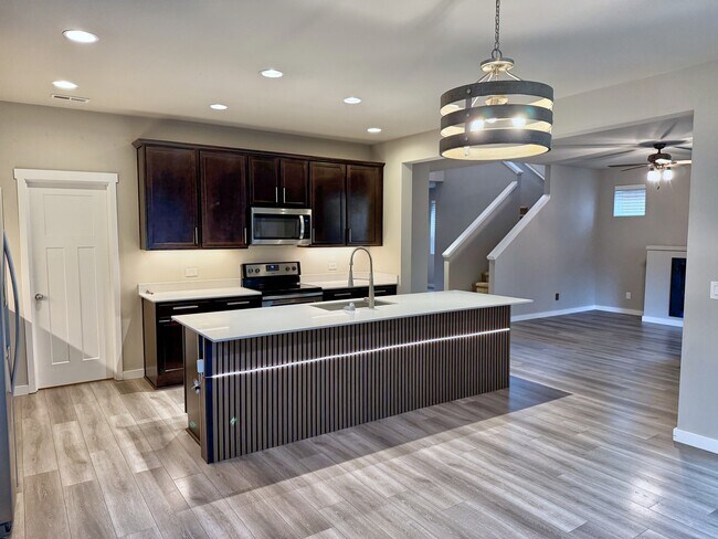 Building Photo - Seven Seven Oaks St SE