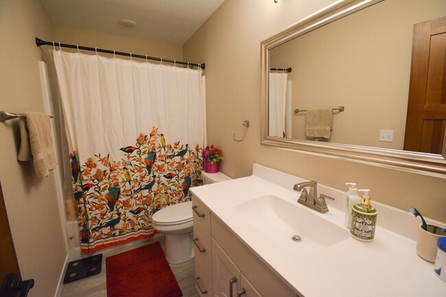 Building Photo - Beautiful, Modern, Updated, 4 Bed 3 Bath A...