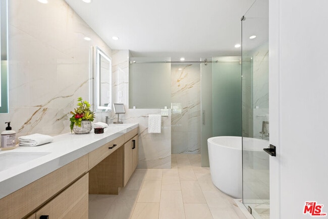 Building Photo - 1549 Palisades Dr