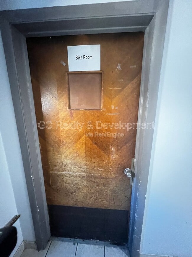 Building Photo - 6160 N Damen Ave