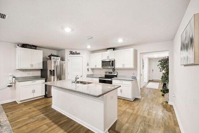 Building Photo - Updated and Move In Ready 4/2 in Cantonment