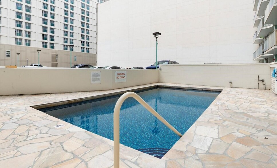 Building Photo - 1617 Kapiolani Blvd