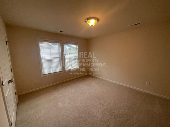 Building Photo - Breathtaking 4bd/3ba Deluxe home next to L...