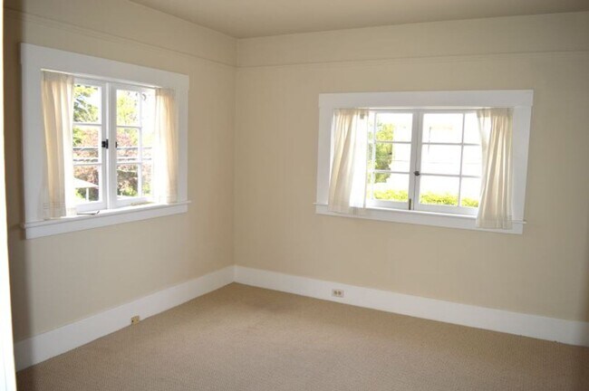 Building Photo - Charming & Bright Unit in Sausalito Banana Belt!