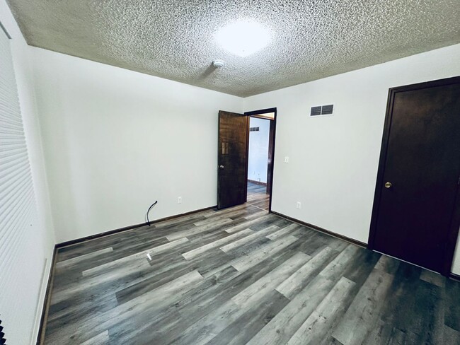 Building Photo - {1809} Spacious Duplex in Great Blue Sprin...