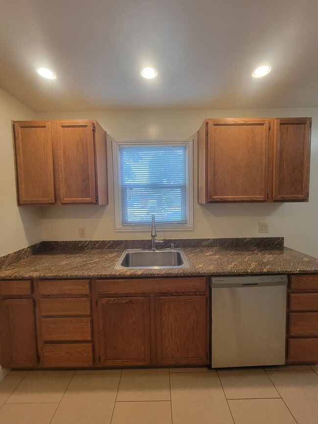 Building Photo - Charming 2 Bedroom, 1 Bathroom Home in San...